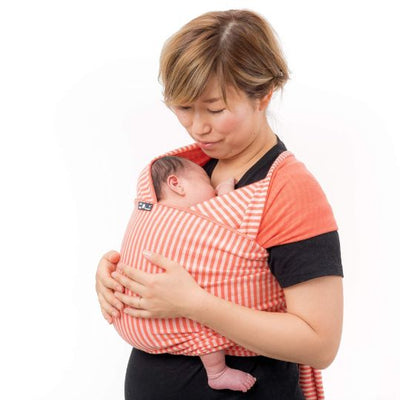 ぴったりフィットのラップで新生児を抱っこする女性
