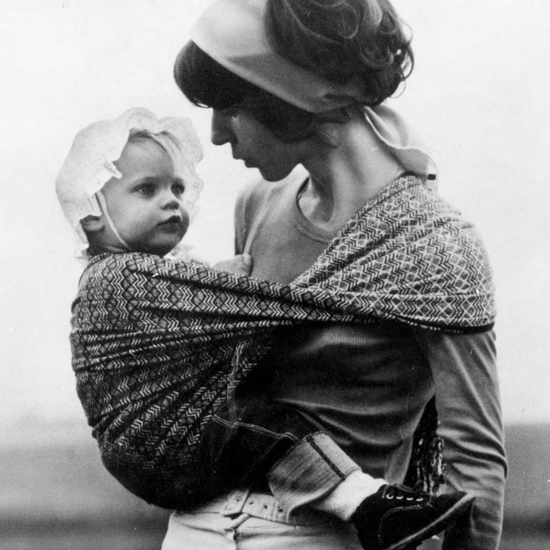 オリジナルのベビーラップで娘を抱っこするエリカホフマン
