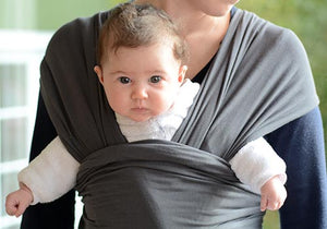 ストレッチラップで前向き抱っこされる赤ちゃん
