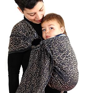 赤ちゃんと一緒にワンポイントおしゃれなヒョウ柄のスリング