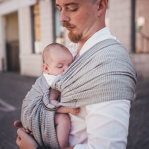 スリングで赤ちゃんを抱っこする男性
