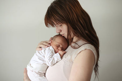新生児をどうやって抱っこする？赤ちゃんの発達を促す適切な抱っこの方法を知っている？