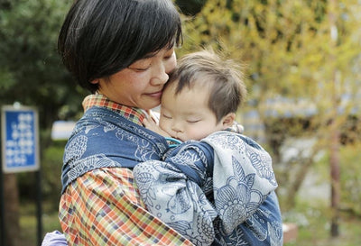 ダウン症の赤ちゃんの抱っこ 。その子の個性に合う抱っこ紐の選び方と活用