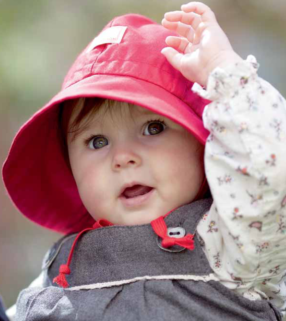 オーガニックコットン素材の赤ちゃんのバスタオルや帽子、ママ