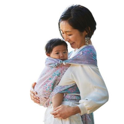 メイタイで赤ちゃんを抱っこする女性