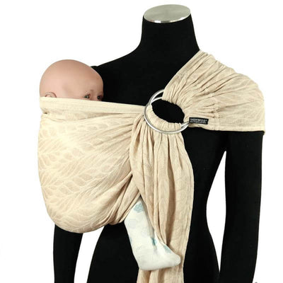 葉っぱ模様のスリングで赤ちゃんを抱っこするマネキン