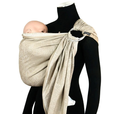 ヘンプ混のベージュのスリングで赤ちゃんを抱っこしている人形