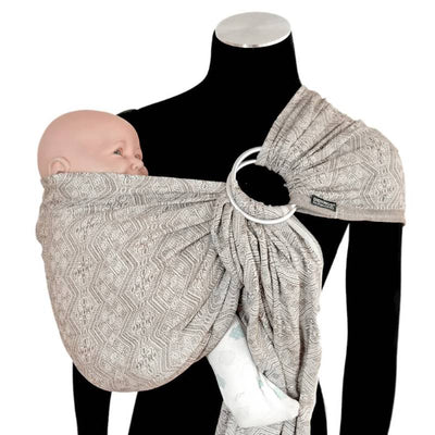 ベージュのスリングで赤ちゃんを抱っこする人形