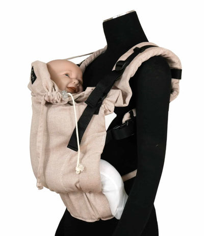 シナモンベージュの抱っこ紐で赤ちゃんを抱っこしている人形を横からみた様子