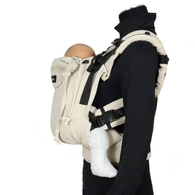 赤ちゃんの体重を上半身全体に分散できるオフホワイトに抱っこ紐