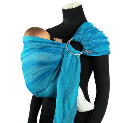 青い波模様のスリングで赤ちゃん人形を抱っこしているマネキン