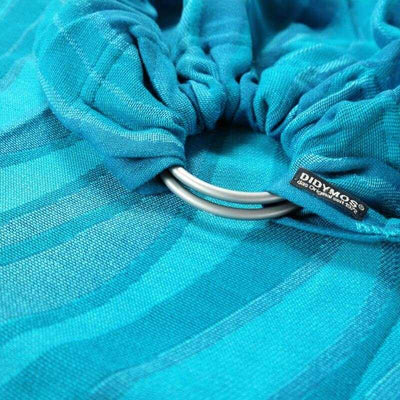 青い布地にシルバーのリングがついたスリング