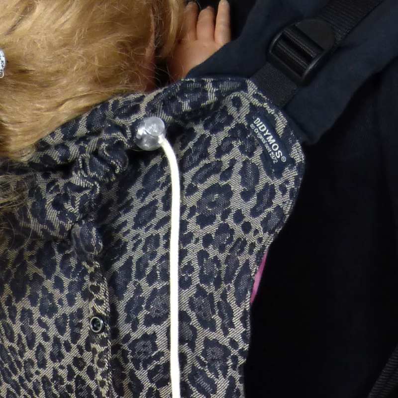 ヒョウ柄のおんぶ紐のロゴ部分のアップ写真