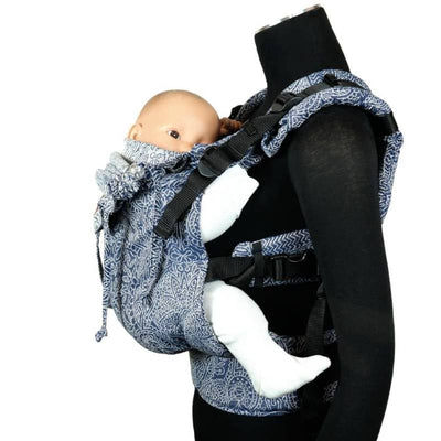 ダークブルーとホワイトの上品なデザインの抱っこ紐