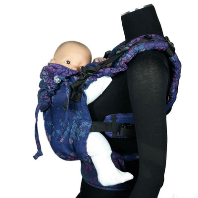 赤ちゃんを高い位置で抱っこできるアジサイ柄の抱っこ紐