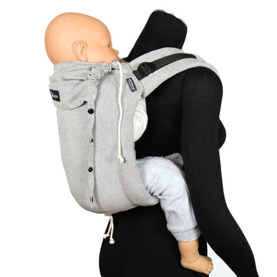 グレーのおんぶ紐で赤ちゃん人形をおんぶするマネキンの横からの姿