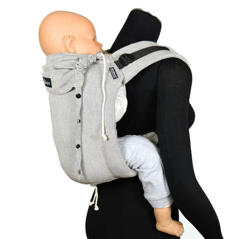 グレーのおんぶ紐で赤ちゃん人形をおんぶするマネキンの横からの姿