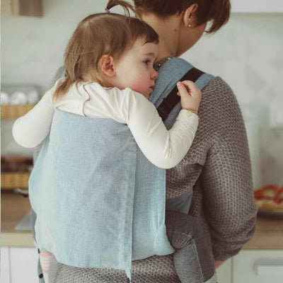 水色のおんぶおんぶ紐で子おんぶされた子供