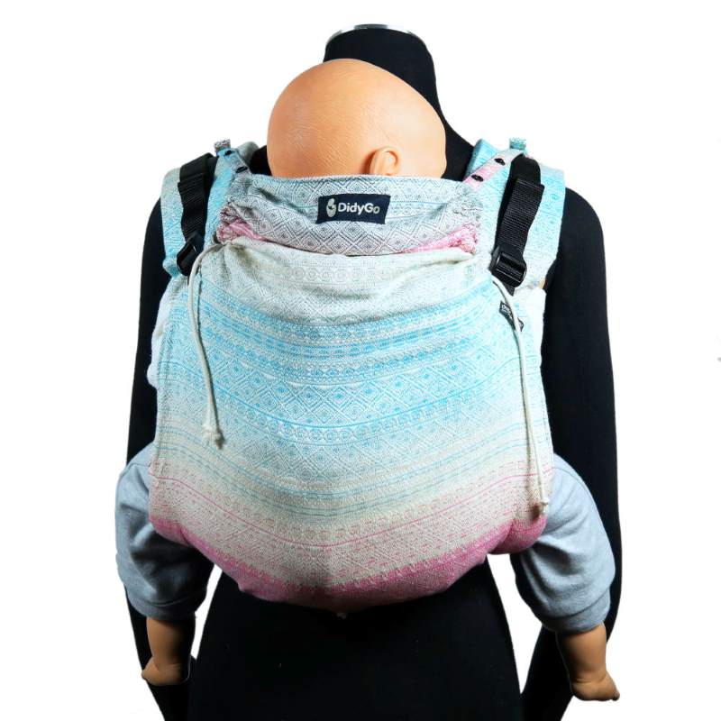 パステルカラーのおんぶ紐で赤ちゃん人形をおんぶするマネキン