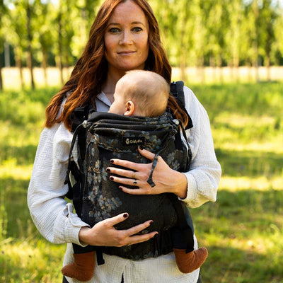 軽量な抱っこ紐で赤ちゃんを抱っこする女性を正面から写した写真