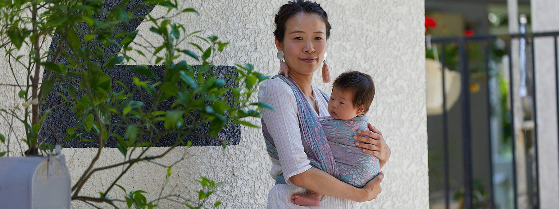 ベビーラップで赤ちゃんを快適に抱っこする女性