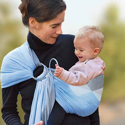 水色とグレーのひし形模様のスリングで赤ちゃんを抱っこしている女性