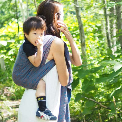 3歳の男の子を森の散歩にちょことおんぶするお母さん