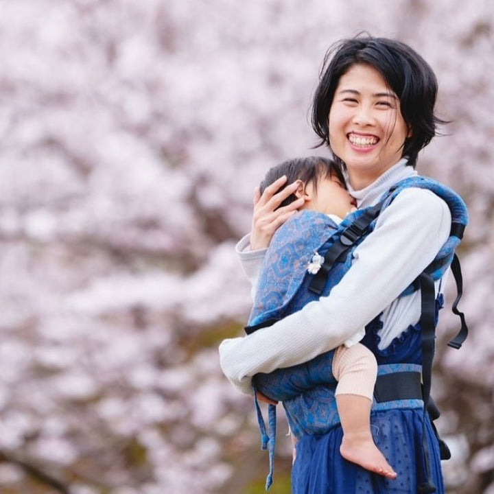 小柄ママがDidyFixで赤ちゃんを高い位置で抱っこしている様子