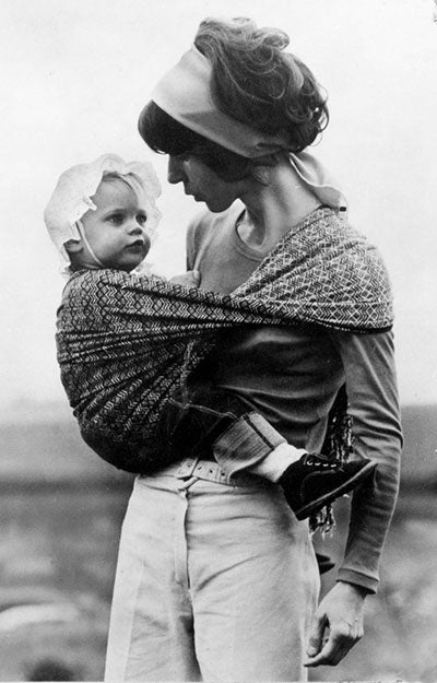 赤ちゃんを腰で抱っこするディディモスの創業者