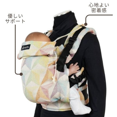 赤ちゃんを優しく包み込むパステル調の抱っこ紐