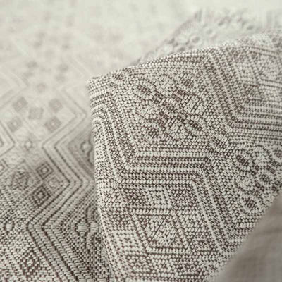ブラウンとホワイトの糸で織られたジャガード織の織物