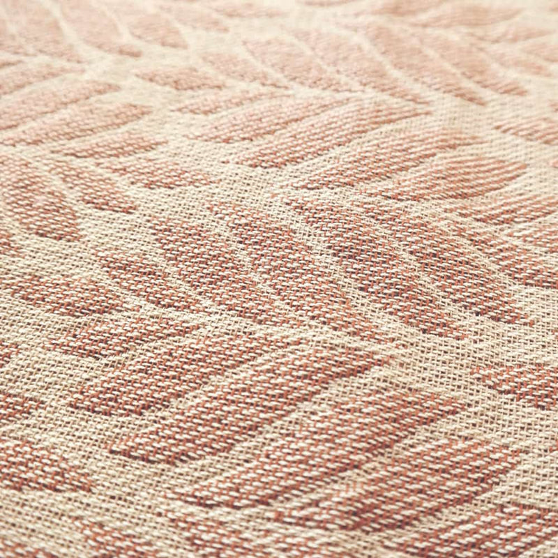 ベージュにピンクベージュのリーフ模様をした織布