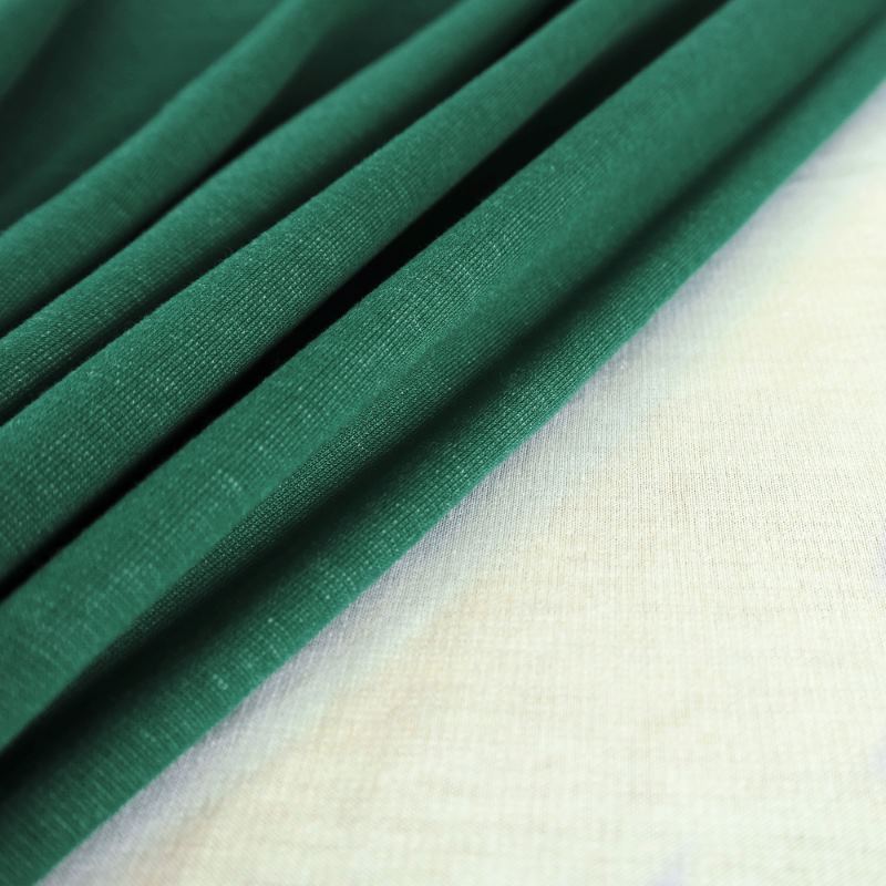 柔らかいストレッチ素材の表がグリーン裏が生成りの布地