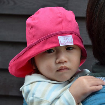 紫外線防止用の赤い幼児帽子