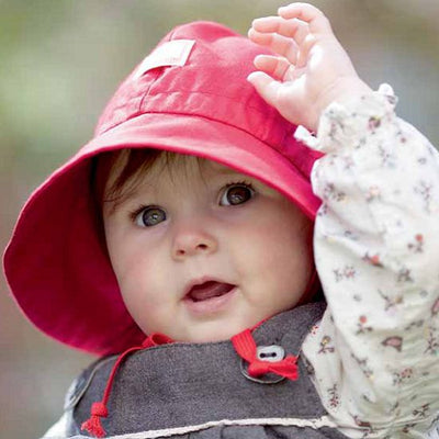 紫外線防止用の赤い幼児用帽子
