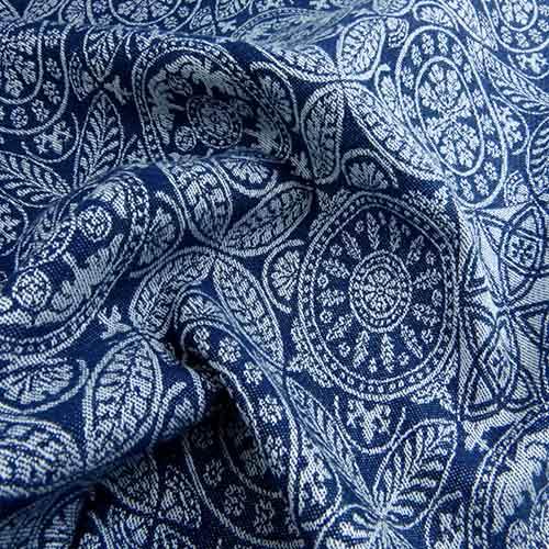 ポルトガルの青いタイルをイメージしたベビーラップの布地のやわらかさ