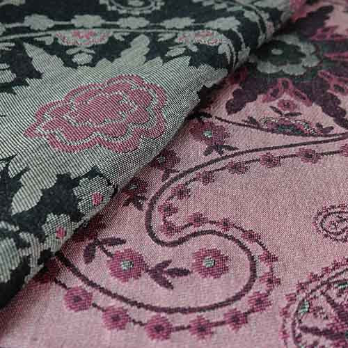 ピンクとグレーの花模様の布地