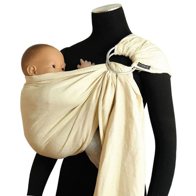 ホワイトのスリングで赤ちゃんを抱っこする人形