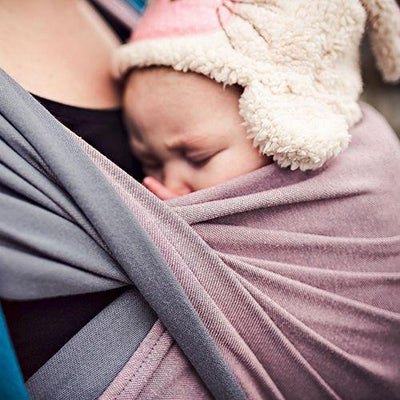 ベビーラップで抱っこされた赤ちゃんが包み込まれて寝ている写真