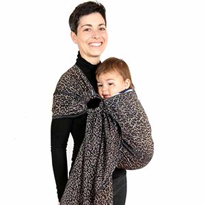 赤ちゃんと一緒にワンポイントおしゃれなヒョウ柄のスリング、レオ