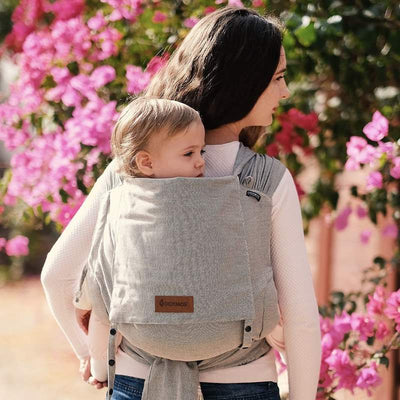 グレーの抱っこ紐でおんぶされる4歳の子ども