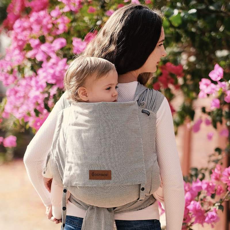 グレーの抱っこ紐でおんぶされる4歳の子ども