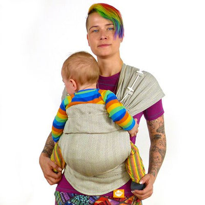 オーガニックコットンの柔らかい素材の抱っこ紐で幼児を抱く欧米女性