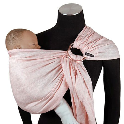 ピンクのスリングで赤ちゃん人形を抱っこしているトルソー