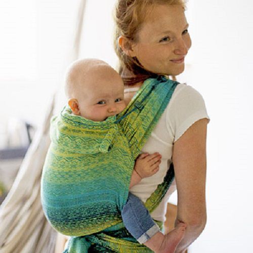 ブルーとグリーンの抱っこ紐で赤ちゃんをおんぶしているお母さん