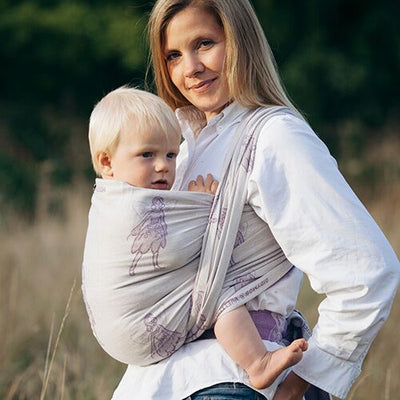 パープル系のベビーラップで赤ちゃんを抱っこしているお母さん