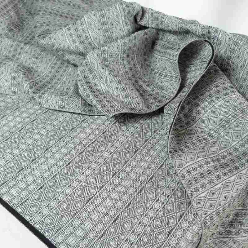 プリマ織りの柔らかさと斜め方向の弾力性のある布地