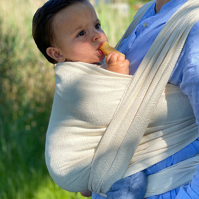 ナチュラルホワイトのベビーラップで抱っこされる赤ちゃん