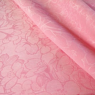 桜の花びらが描かれたピンク色の織物