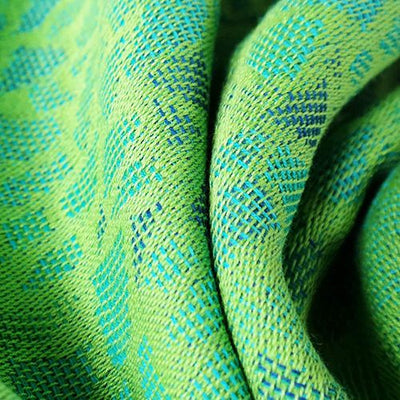 黄緑色に青と水色で模様が描かれた織物のアップ画像